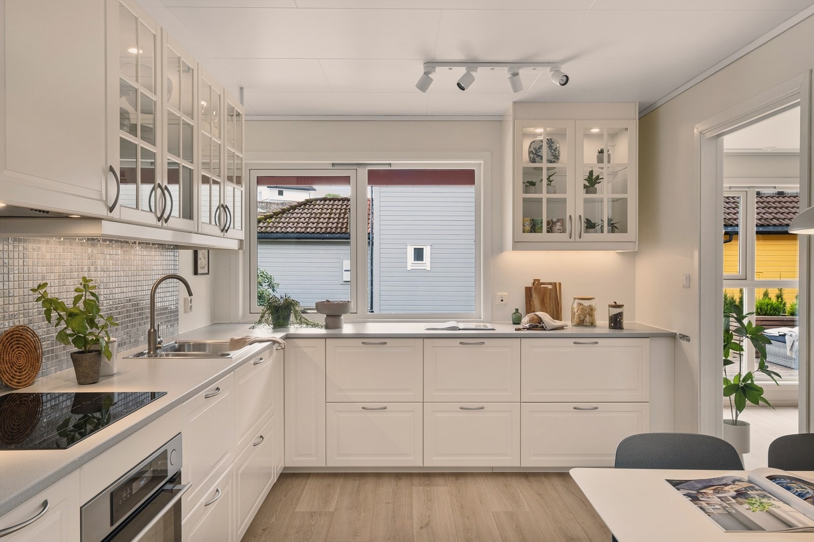 Pent kjøkken med rikelig skap og benkeplass Galleribilde