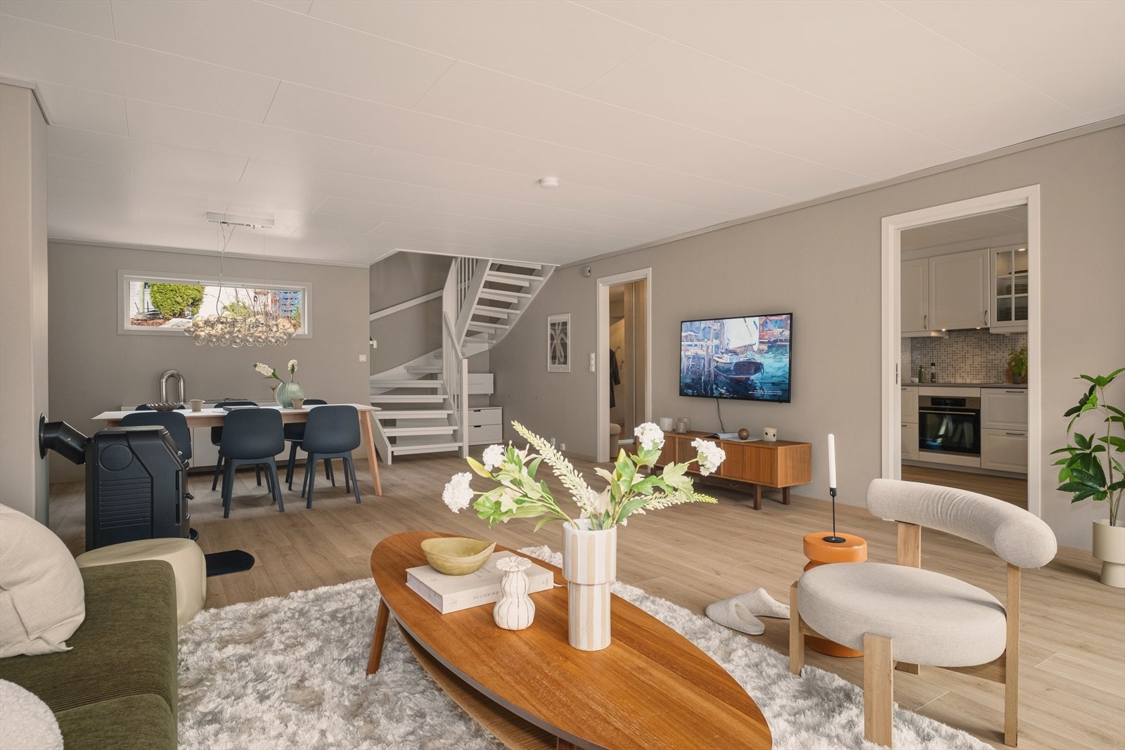 Stuens størrelse gir rom for å innrede etter egen smak. Legg merke til den diskre plasseringen av varmepumpe under trapp. Galleribilde