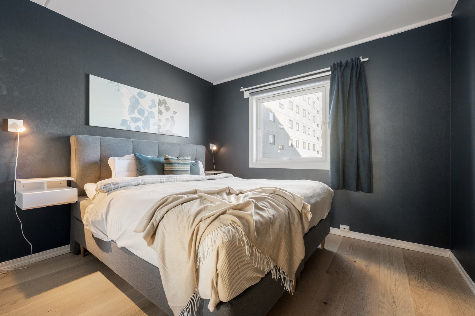 Et trivelig hovedsoverom med god romfølelse og et rolig preg, perfekt som en komfortabel og avslappende sone i hverdagen. Galleribilde