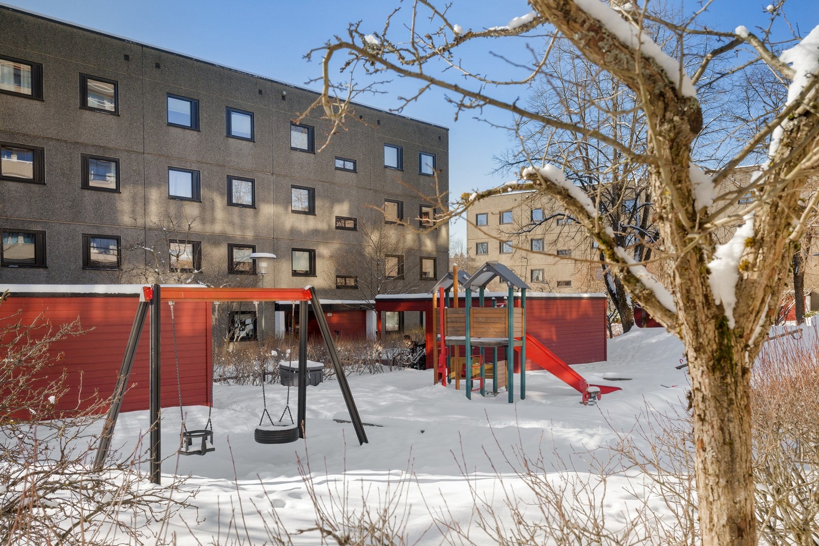 Flott beliggenhet med kort vei til offentlig kommunikasjon, dagligvare og fine tur- og grøntområder i Mærradalen, Sørkedalen og Nordmarka. Galleribilde