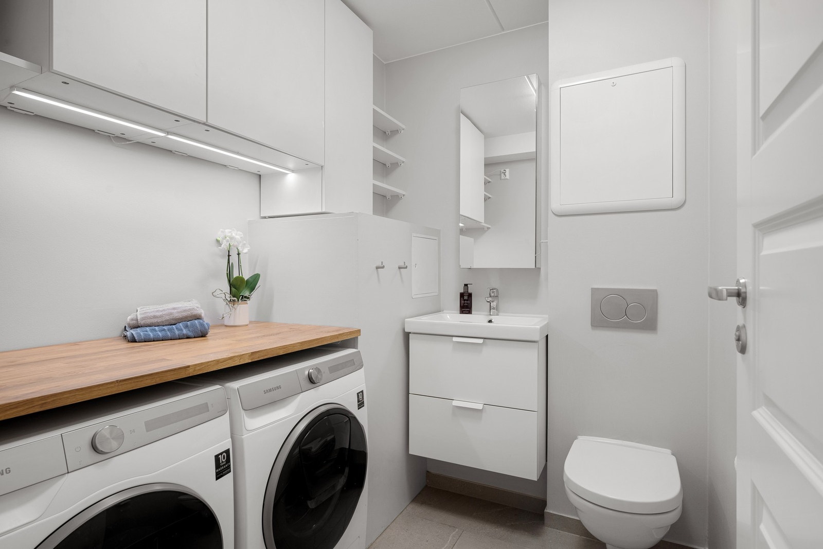 Praktisk kombinert vaskerom og toalettrom. Her er det opplegg for både vaskemaskin og tørketrommel. Galleribilde