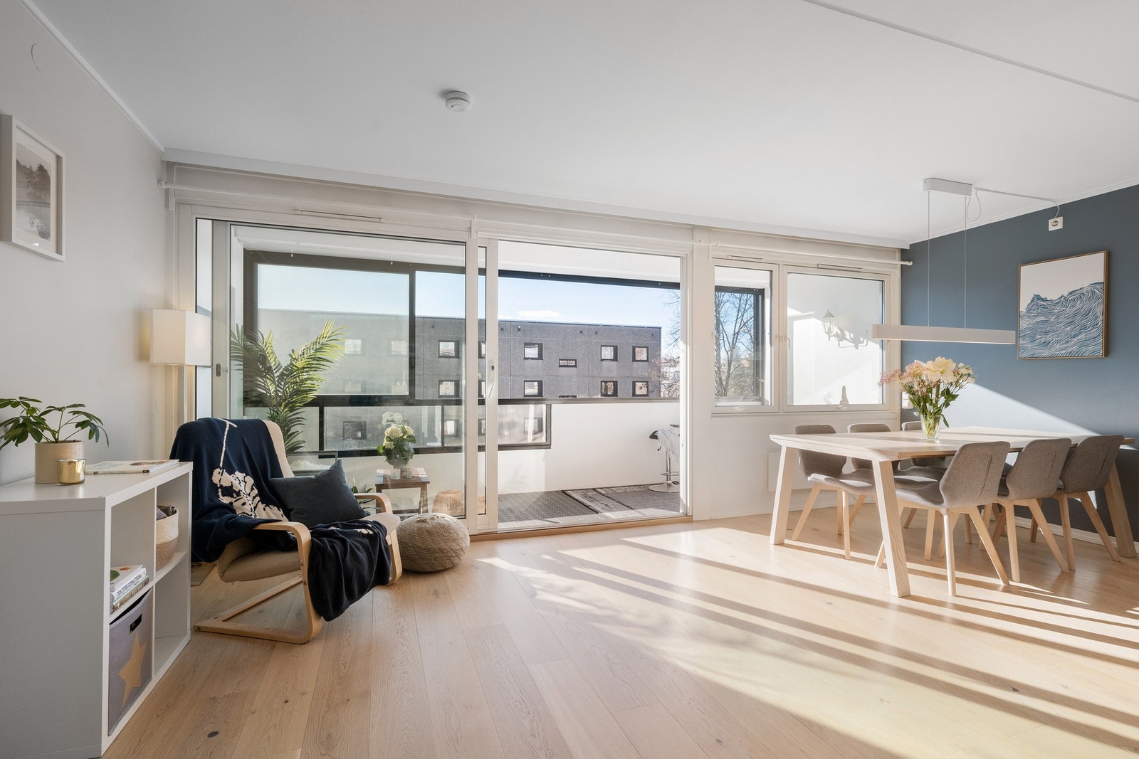 Her får du en stue med behagelig lysinnslipp og god romfølelse, noe som bidrar til en lys og trivelig atmosfære i oppholdsrommet. Galleribilde