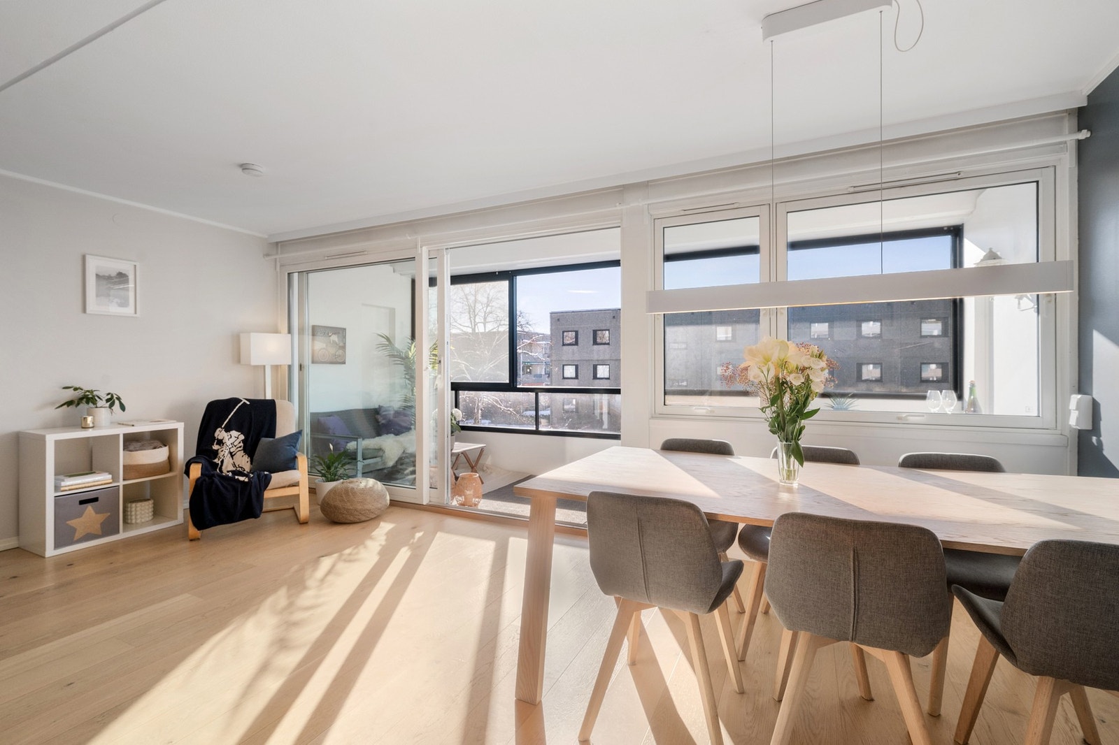 Stuen og kjøkkenet fikk nytt parkettgulv samt gulvvarme i 2019. Galleribilde