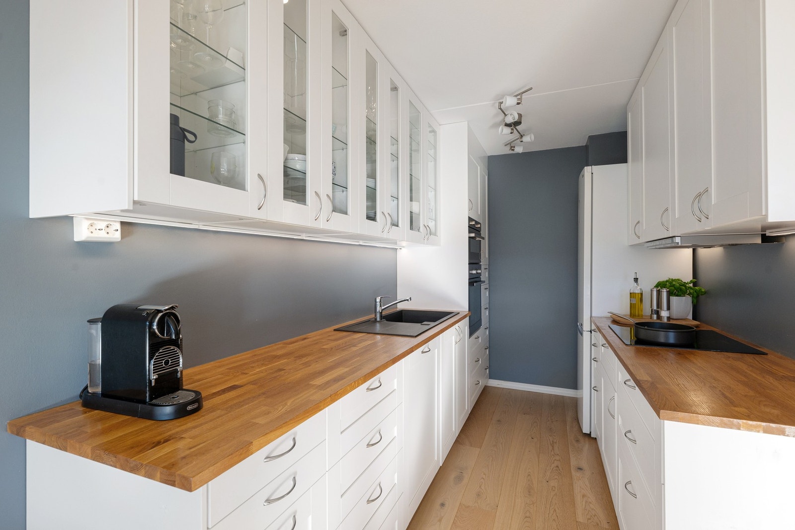 Kjøkkenet er godt utstyrt med medfølgende hvitevarer, blant annet induksjonstopp fra Siemens, mikrobølgeovn og oppvaskmaskin fra IKEA, stekeovn fra Electrolux samt kjøleskap med frysedel fra LG. Galleribilde