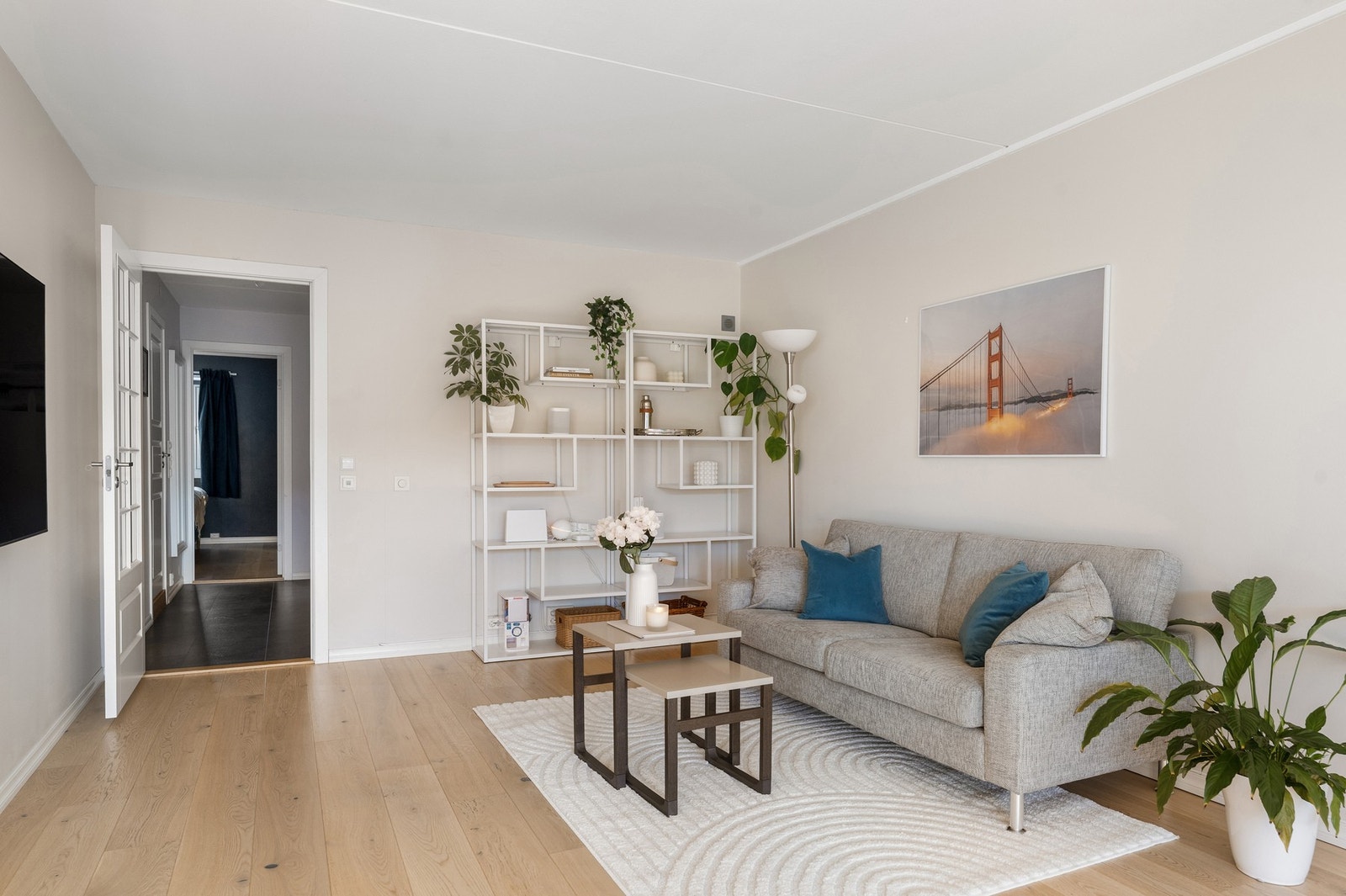 Stor stue med god plass til både sofagruppe og øvrig møblering. Rommet har en hyggelig atmosfære og fungerer som et naturlig samlingspunkt i leiligheten. Galleribilde