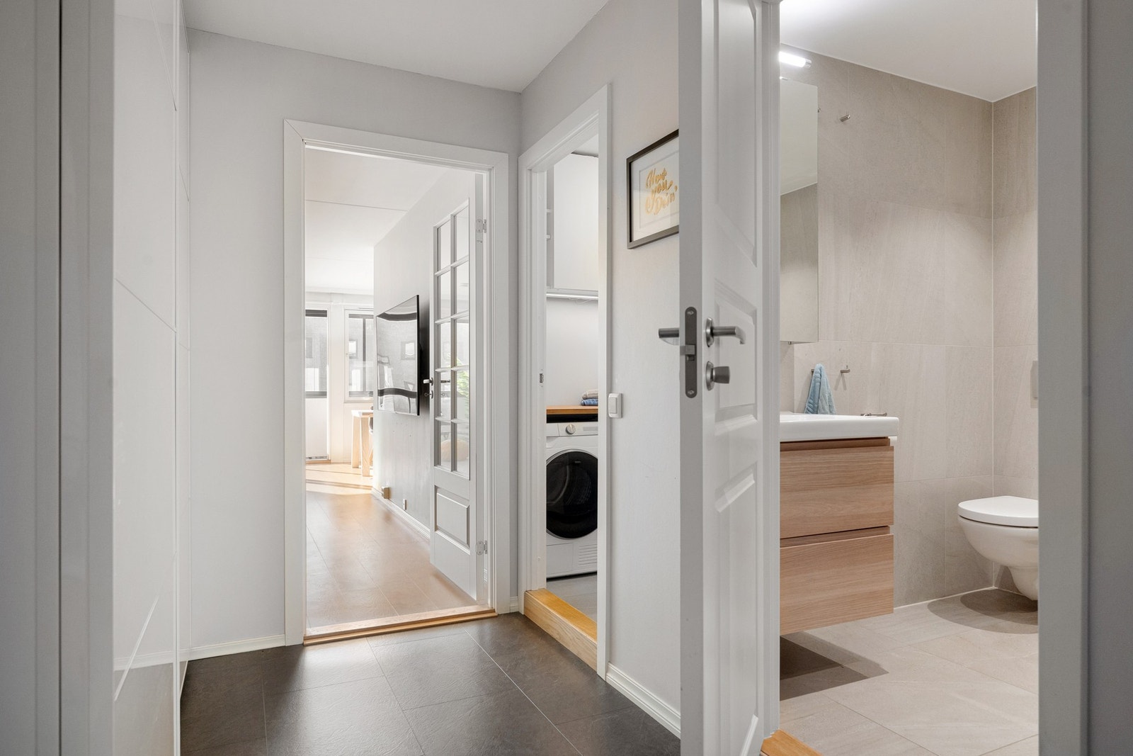 Gangen fungerer som et naturlig bindeledd mellom leilighetens ulike soner, og gir boligen en god intern flyt og en gjennomgående harmonisk helhet. Galleribilde