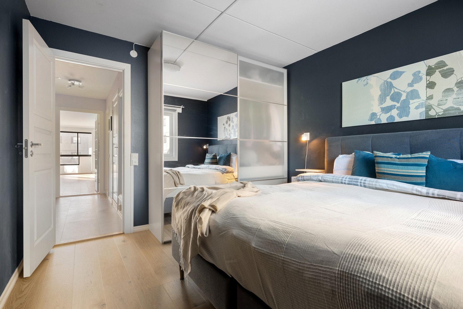 Her er det god plass til en dobbeltseng, stor garderobeløsning og øvrige møbler ved behov. Galleribilde