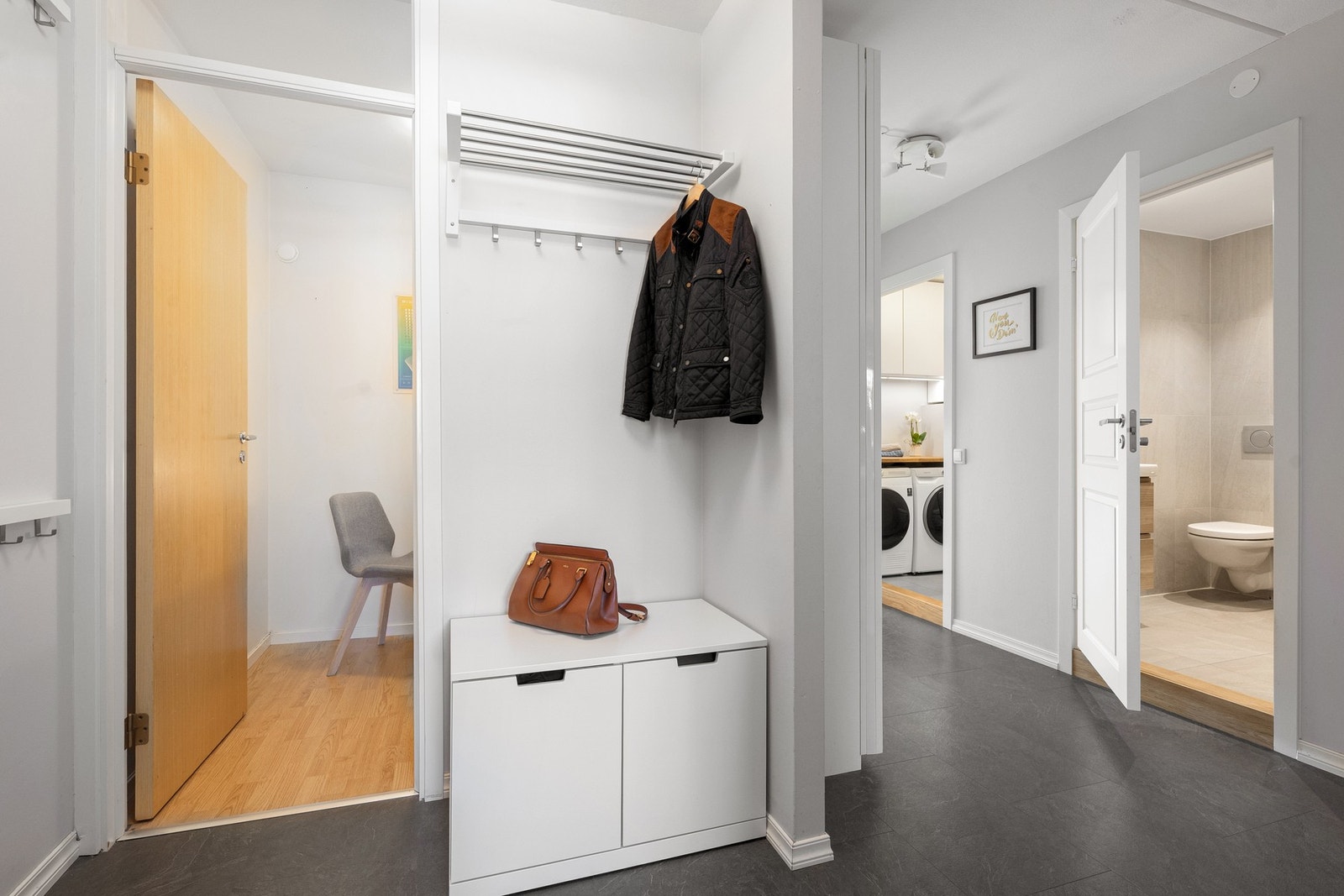 Fra leilighetens entré er det tilgang til et kontor/walk-in. Det er også heis i bygget. Galleribilde