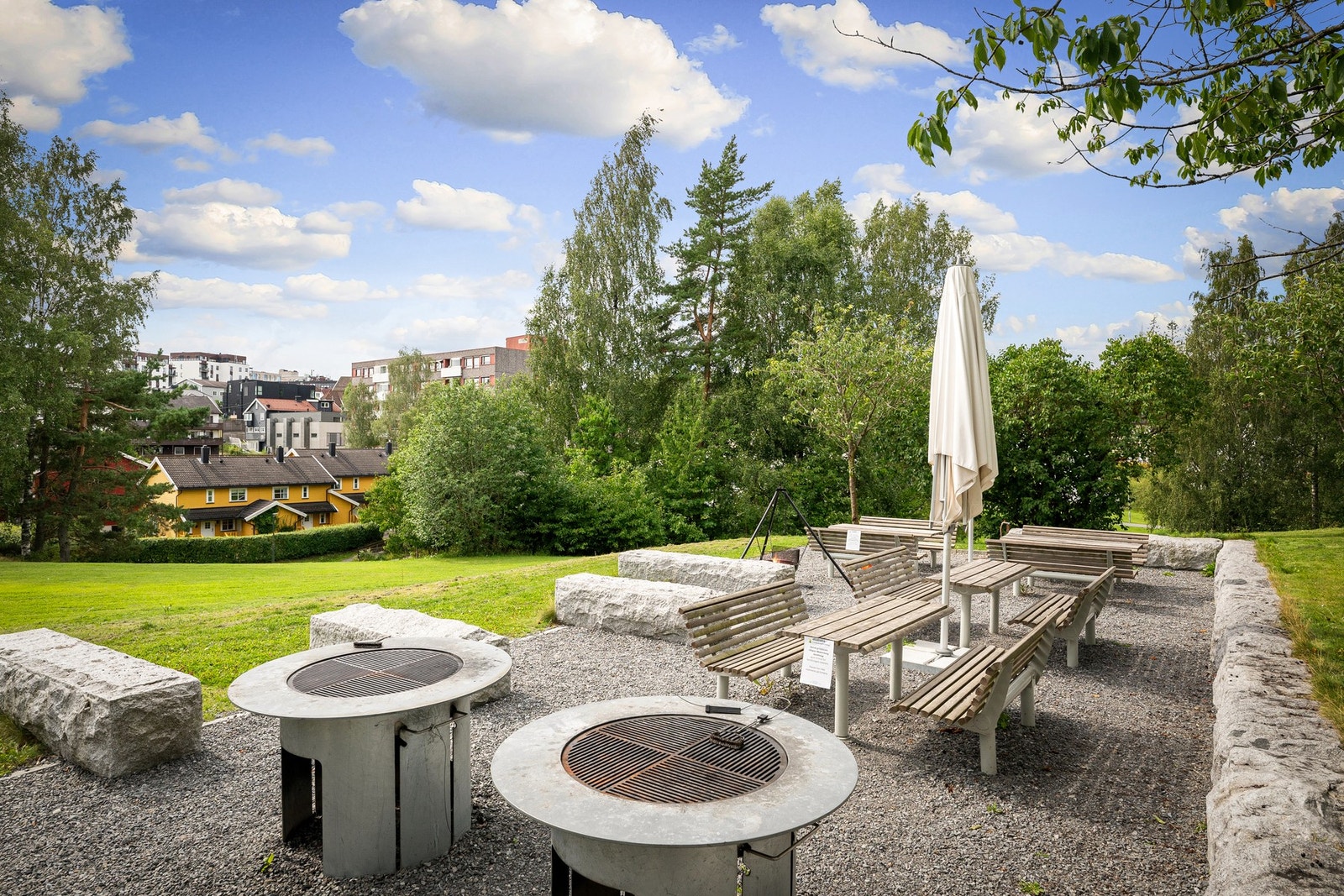Koselig grillplass som kan benyttes av alle i borettslaget. Galleribilde