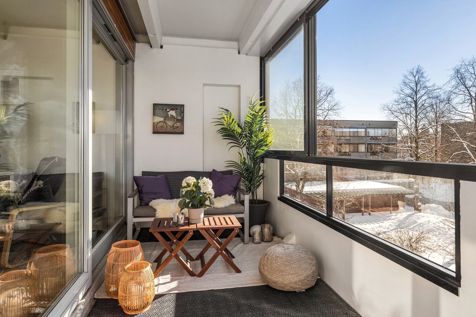 En lys, innbydende og svært funksjonell 3-roms leilighet med god planløsning, hyggelig atmosfære og en attraktiv beliggenhet på populære Hovseter. Galleribilde