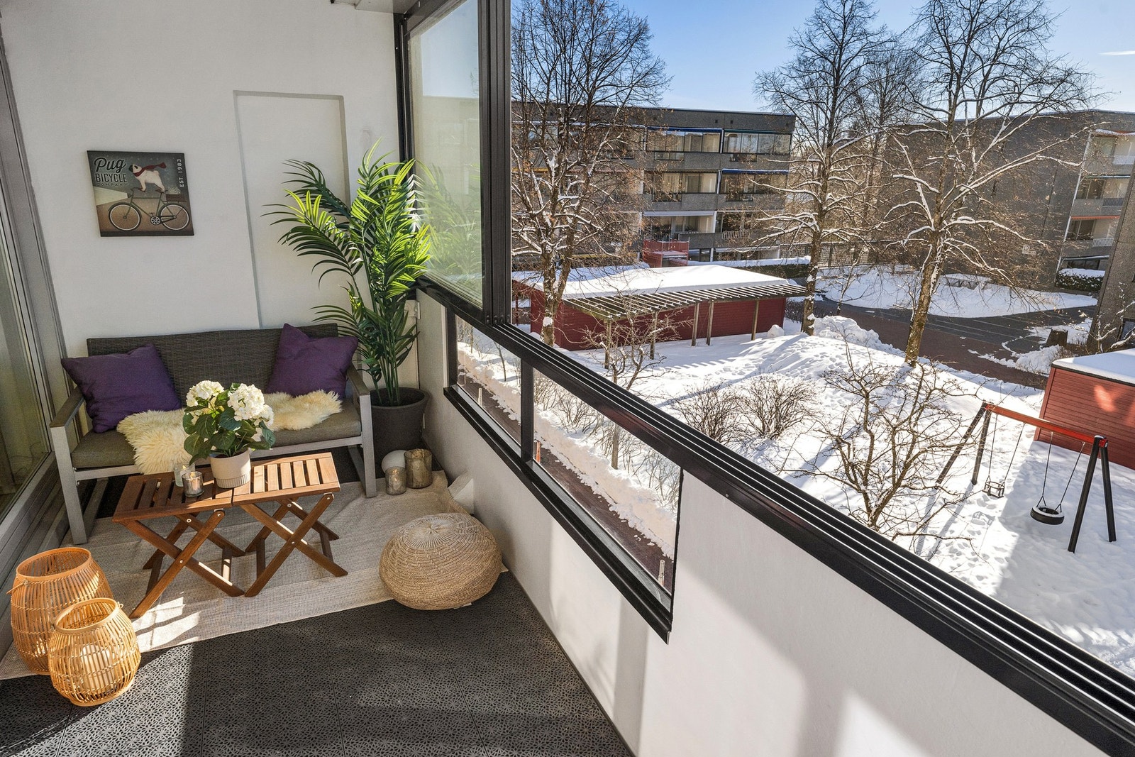 Den innglassede balkongen er et stort pluss ved leiligheten, og fungerer som en naturlig forlengelse av stuen med ekstra bruksareal store deler av året. Her får du en lun og skjermet sone som kan brukes til både avslapning, måltider og hyggelige stunder m Galleribilde
