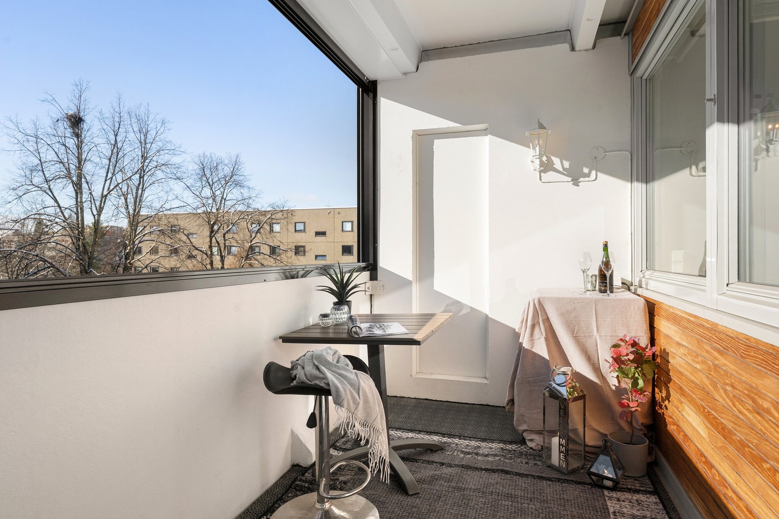 Her kan du nyte nydelige solforhold på den innglassede balkongen, med sol store deler av dagen og helt til ca. kl. 22-23 på sommerstid. En fantastisk ramme for både morgenkaffe, middag og lange, lyse sommerkvelder. Galleribilde