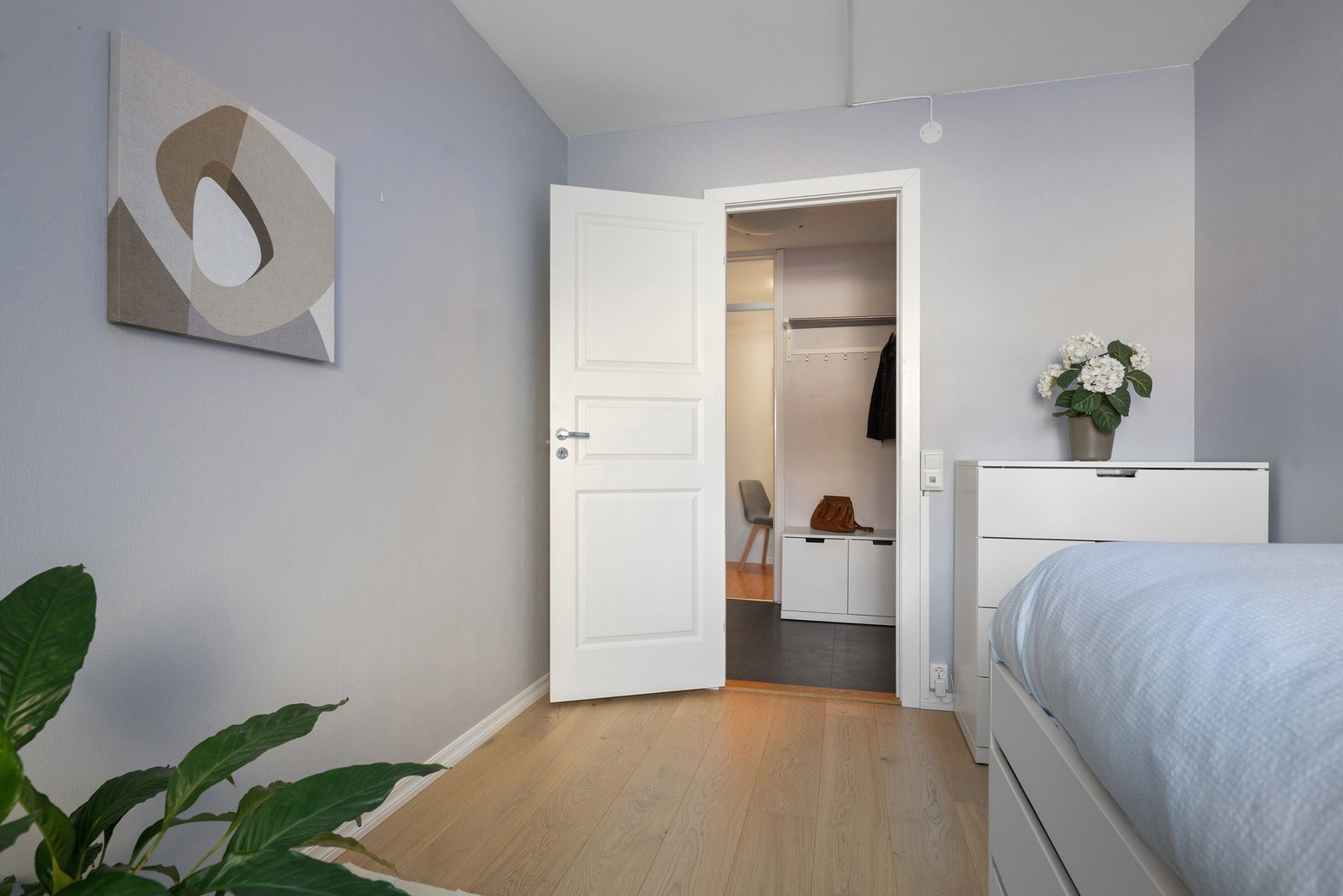 Soverommene ligger praktisk til i leiligheten, adksilt fra oppholdsrommene. Galleribilde