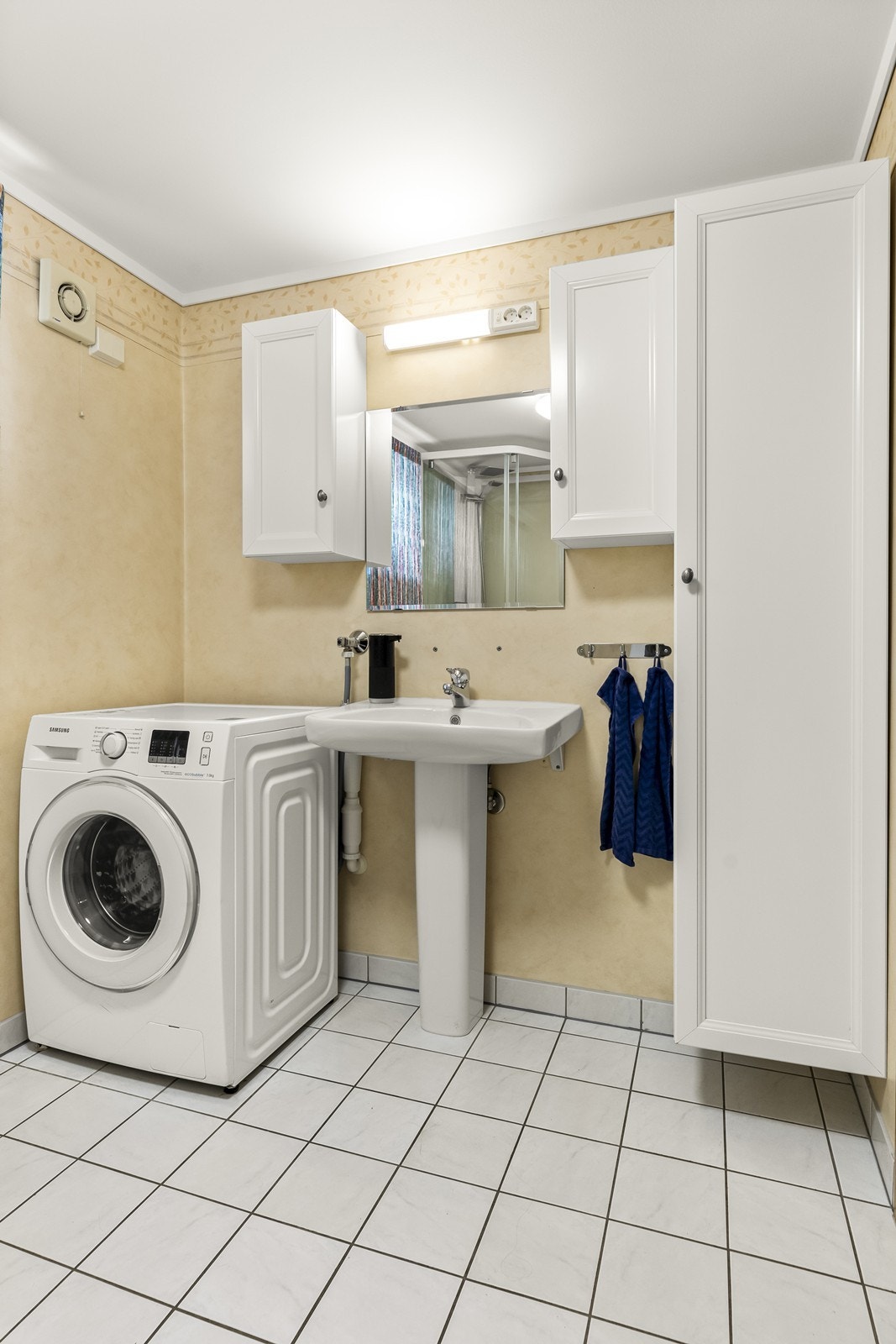 Innredningen består av servant med skuffer, speil og opplegg for vaskemaskin. Galleribilde