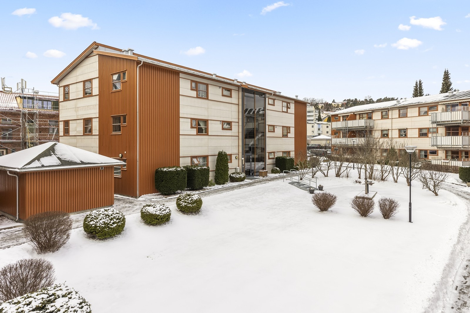 Fellesarealene er pent opparbeidet med gressarealer og beplantning. Galleribilde