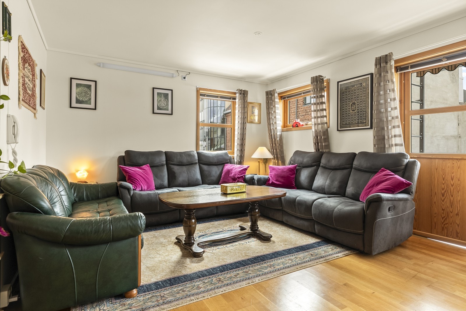 Stuen har parkett på gulvet og slettmalte vegger Galleribilde