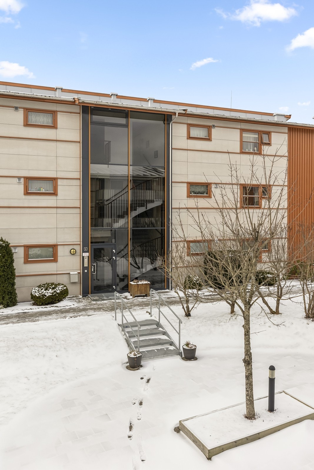 Adkomst til leiligheten via felles trapperom med heis. Galleribilde