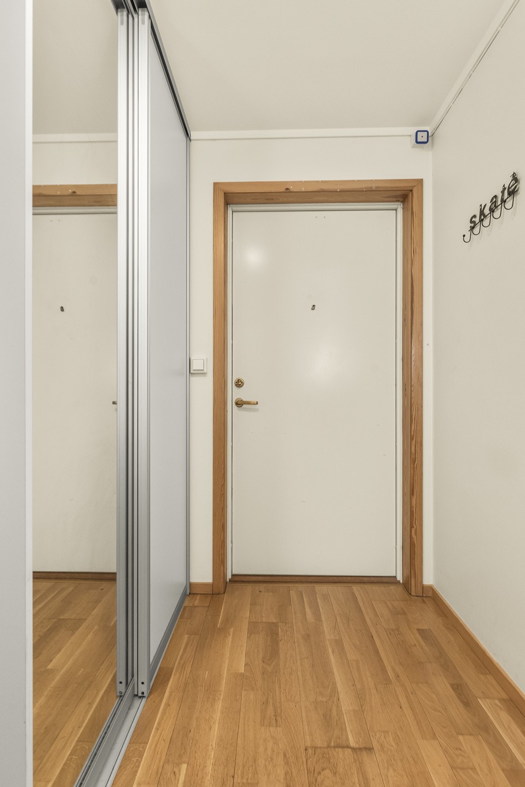 Stor, praktisk skyvedørsgarderobe ved inngangsdøren Galleribilde