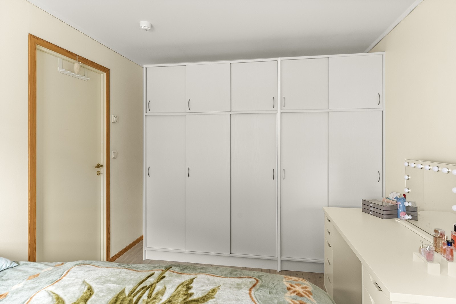 Romslig garderobeskap gir rikelig med oppbevaringsplass. Galleribilde