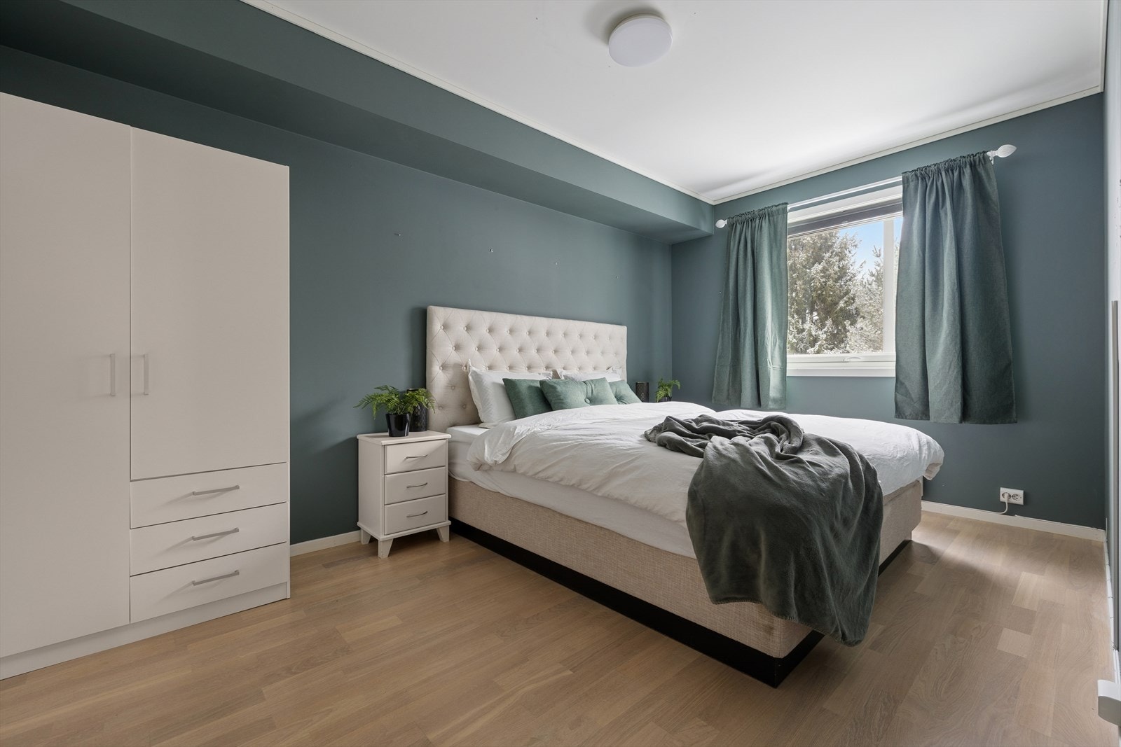 Hovedsoverom av god størrelse, malt i behagelige farger som skaper en avslappende atmosfære. Galleribilde