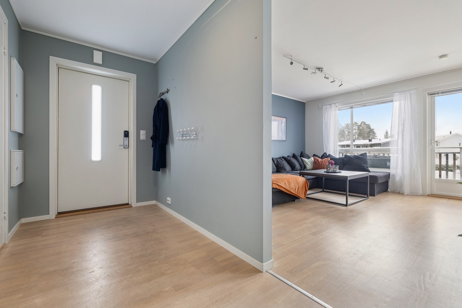 Velkommen inn ønskes av en lys og oversiktlig entré som gir et godt førsteinntrykk av boligen. Galleribilde