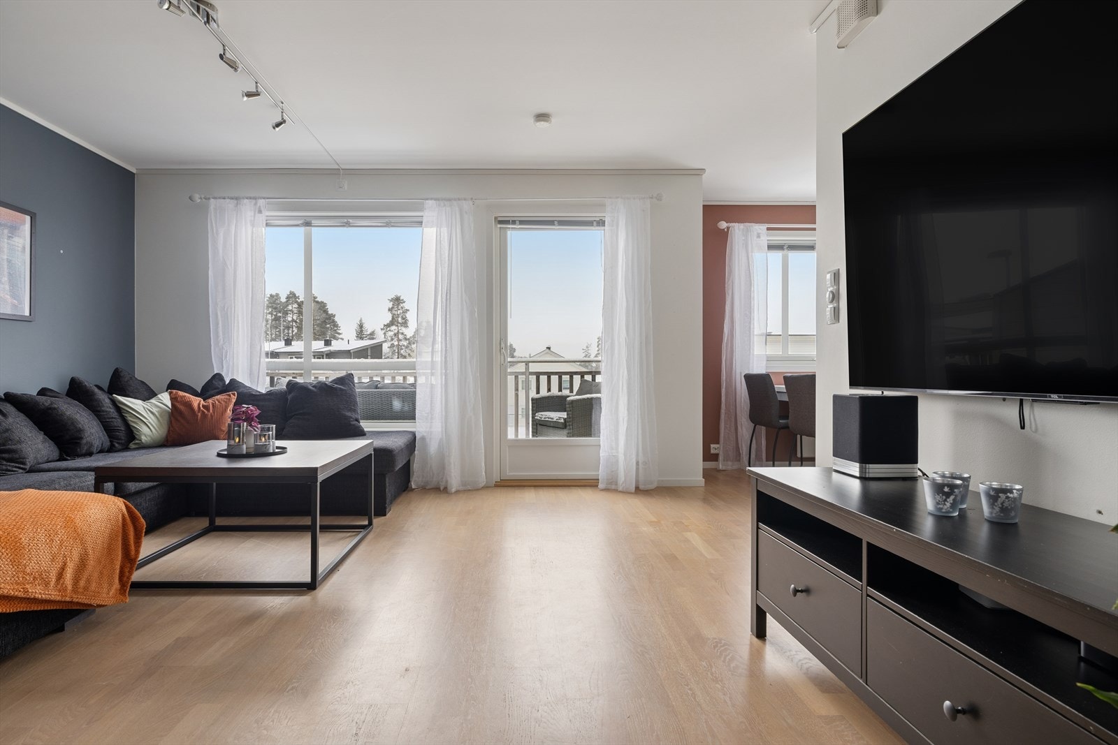 Store vindusflater sørger for rikelig med naturlig lys og skaper en luftig og behagelig atmosfære i oppholdsrommet. Galleribilde