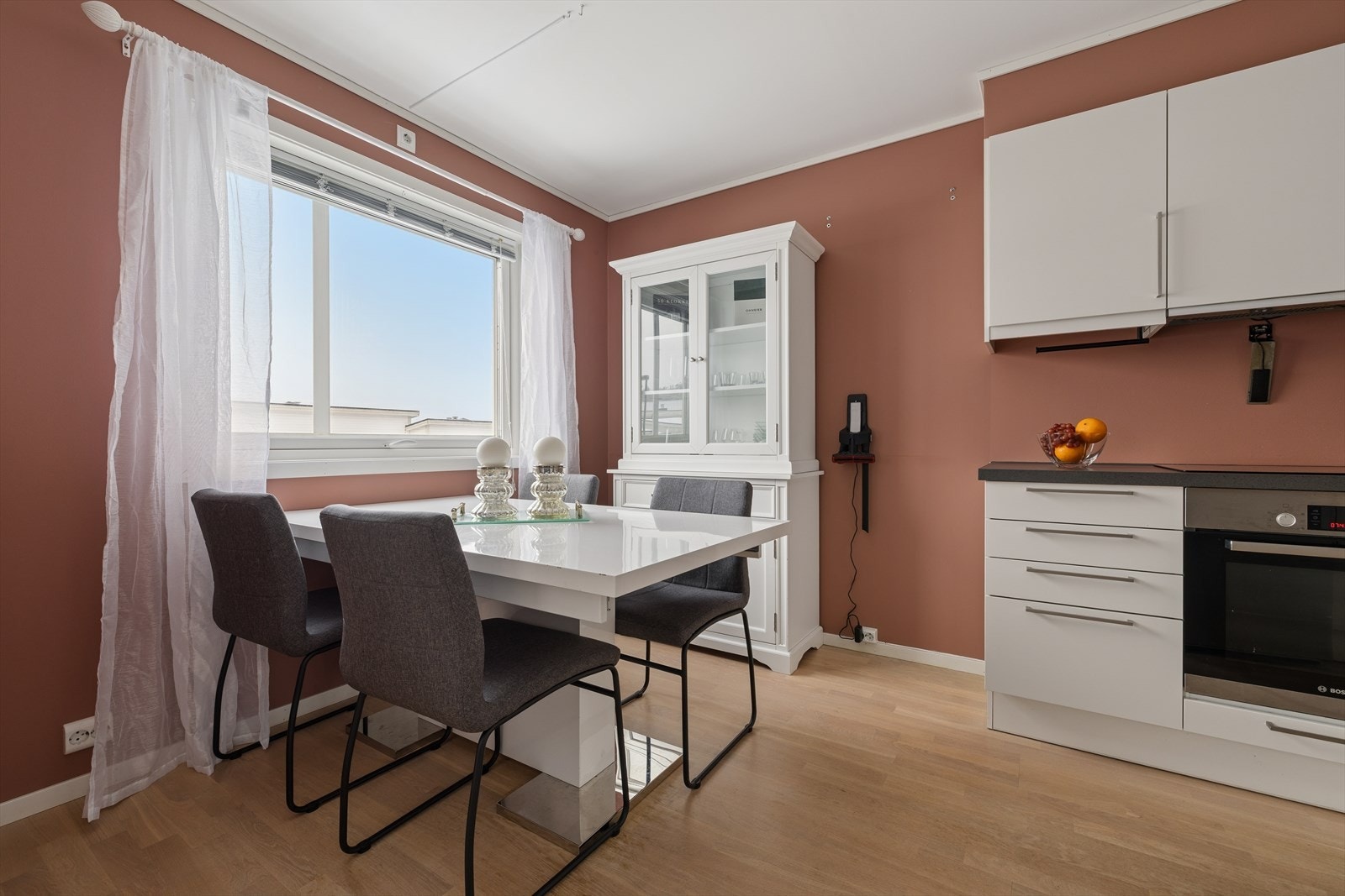 Spisebordet står naturlig og praktisk plassert på kjøkkenet, og skaper en hyggelig og funksjonell spiseplass. Galleribilde