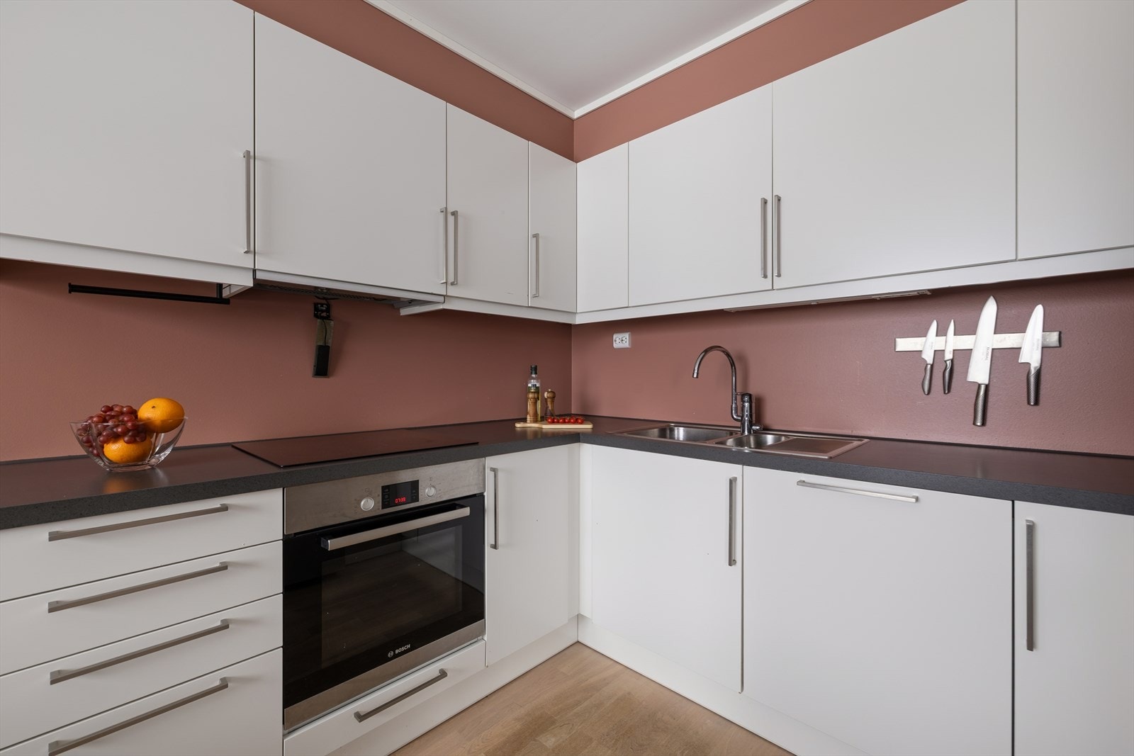 Godt med skap- og benkeplass for en funksjonell kjøkkenhverdag. Galleribilde