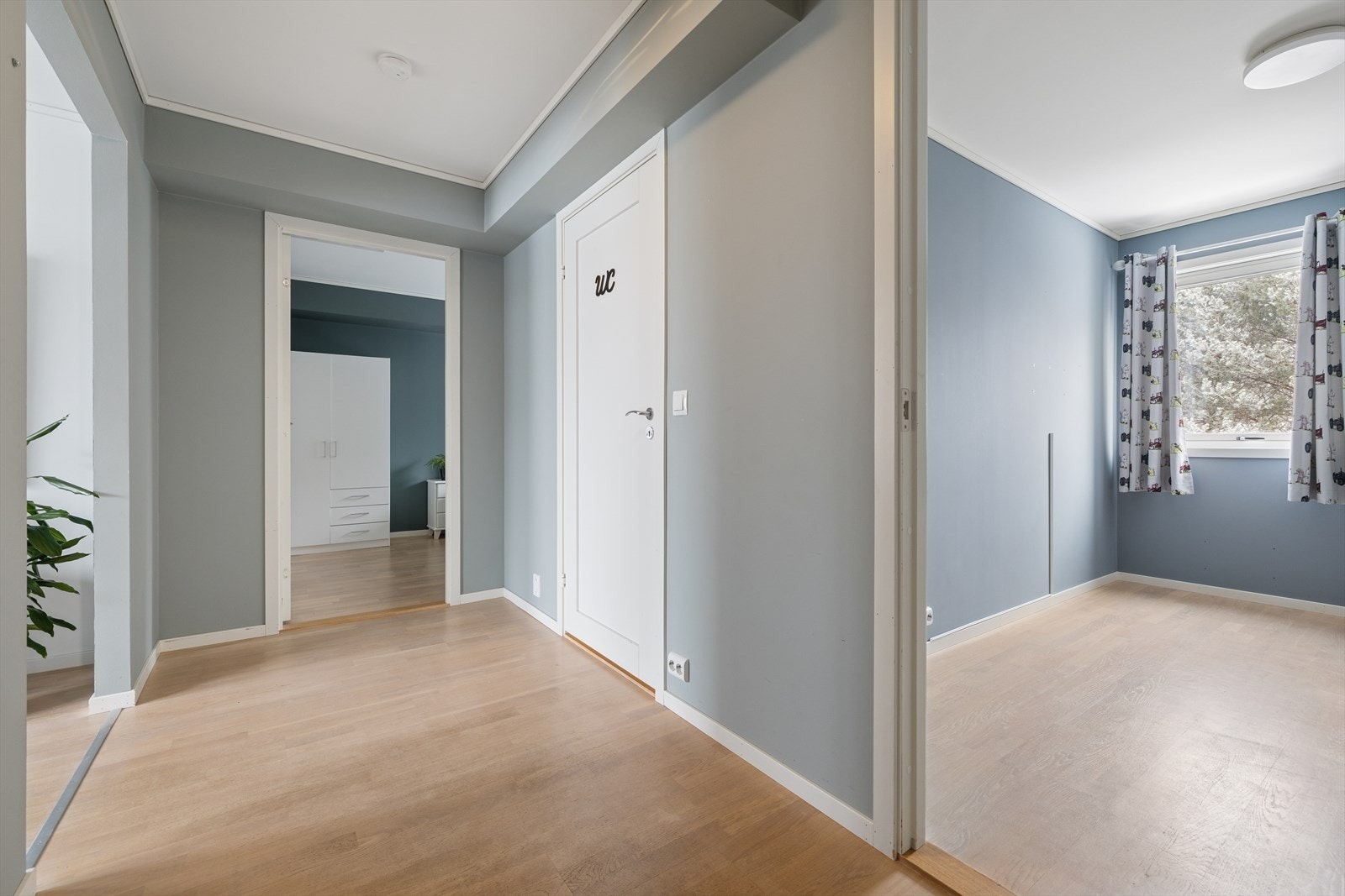 Entréen fungerer som et naturlig samlingspunkt og åpner opp leiligheten på en oversiktlig måte Galleribilde