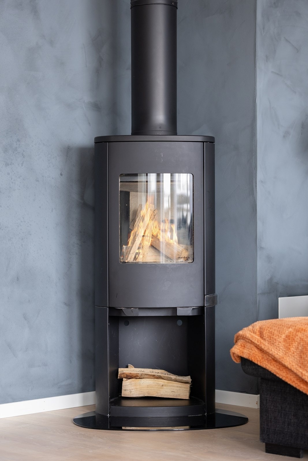 Stuen har en flott peis som blir et naturlig blikkfang og gir lun og behagelig varme i rommet. Galleribilde