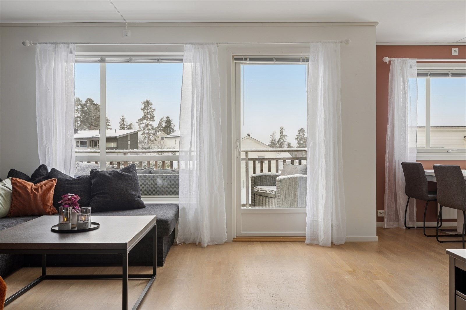 Fra stuen har du direkte tilgang til balkongen, som blir en flott forlengelse av rommet. Galleribilde