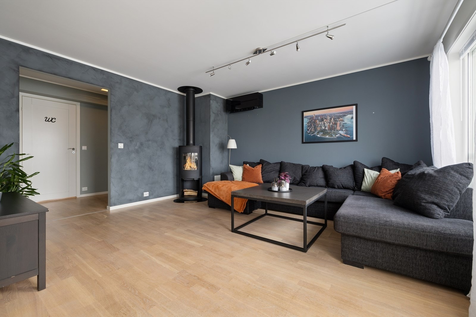 Romslig stue med praktisk utforming og gode møbleringsmuligheter. Galleribilde