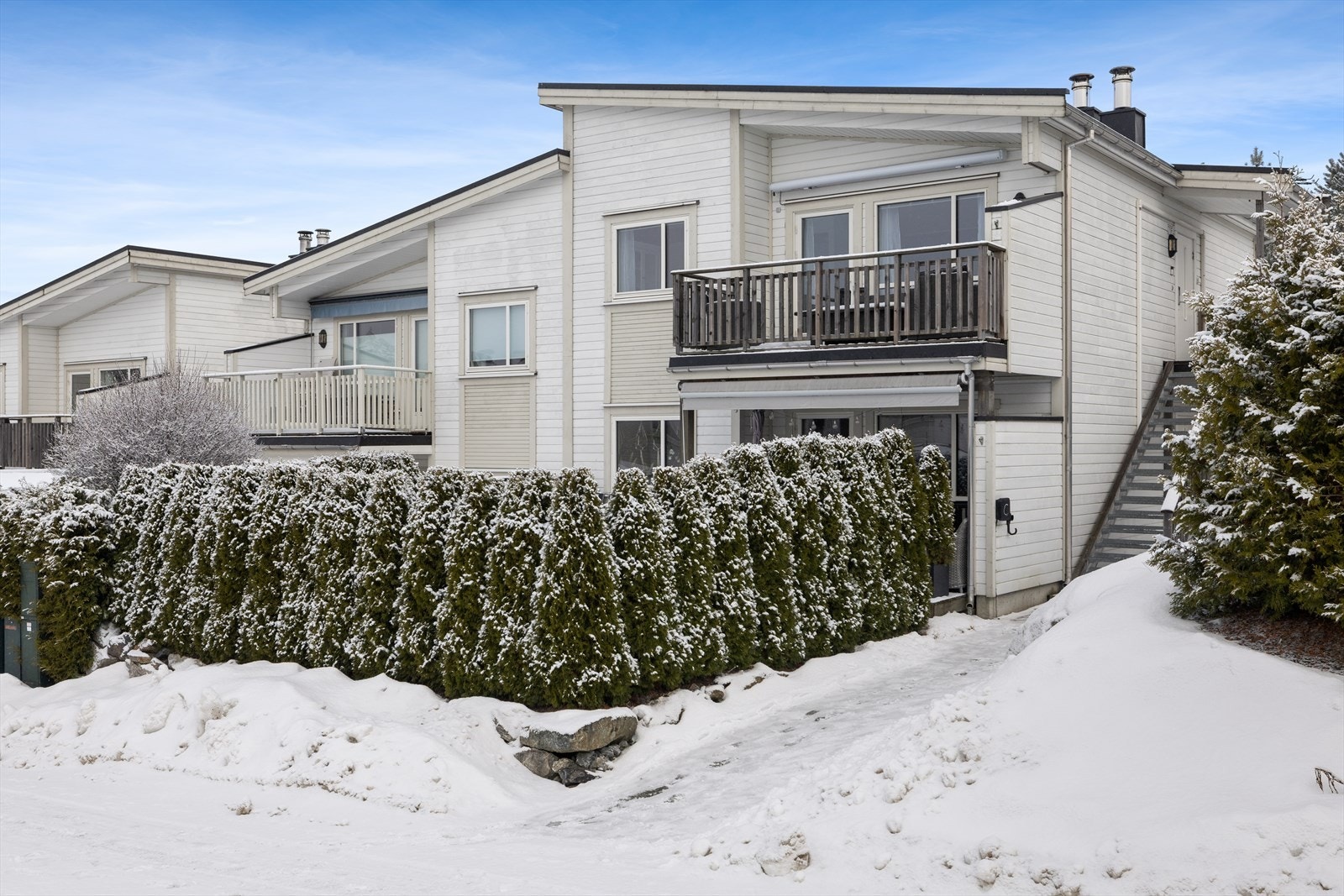 En lys og innholdsrik 3-roms leilighet fra 2014, beliggende i et rolig og familievennlig område på Solåsen/Augerød. Galleribilde