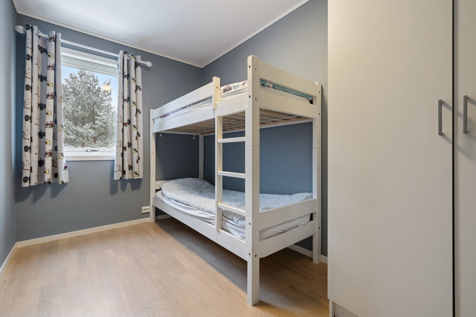 Soverom 1 egner seg godt som barnerom, med plass til enkeltseng og ønsket møblement. Galleribilde