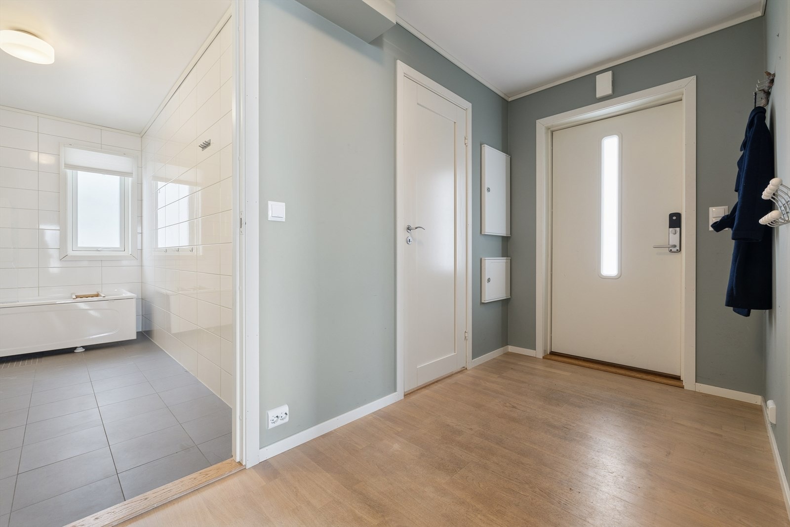Rikelig med plass til å sette fra seg sko og henge opp yttertøy. Galleribilde