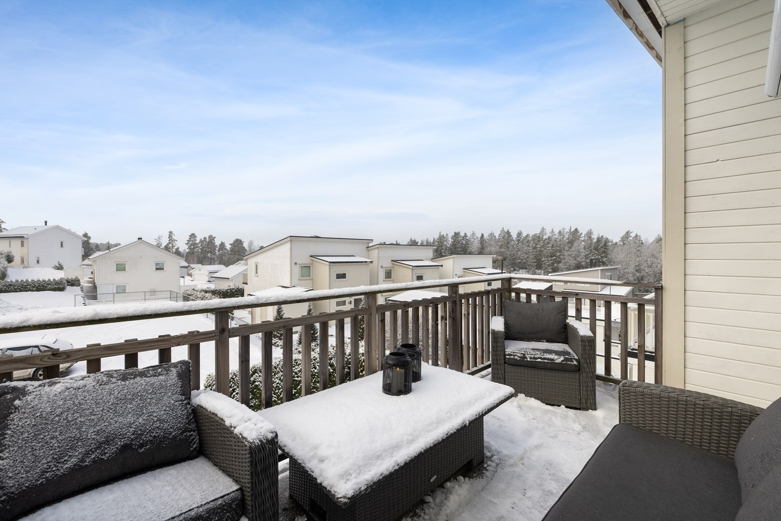 Solrik balkong på ca. 9 kvm med hyggelig utsikt over nærområdet. Galleribilde