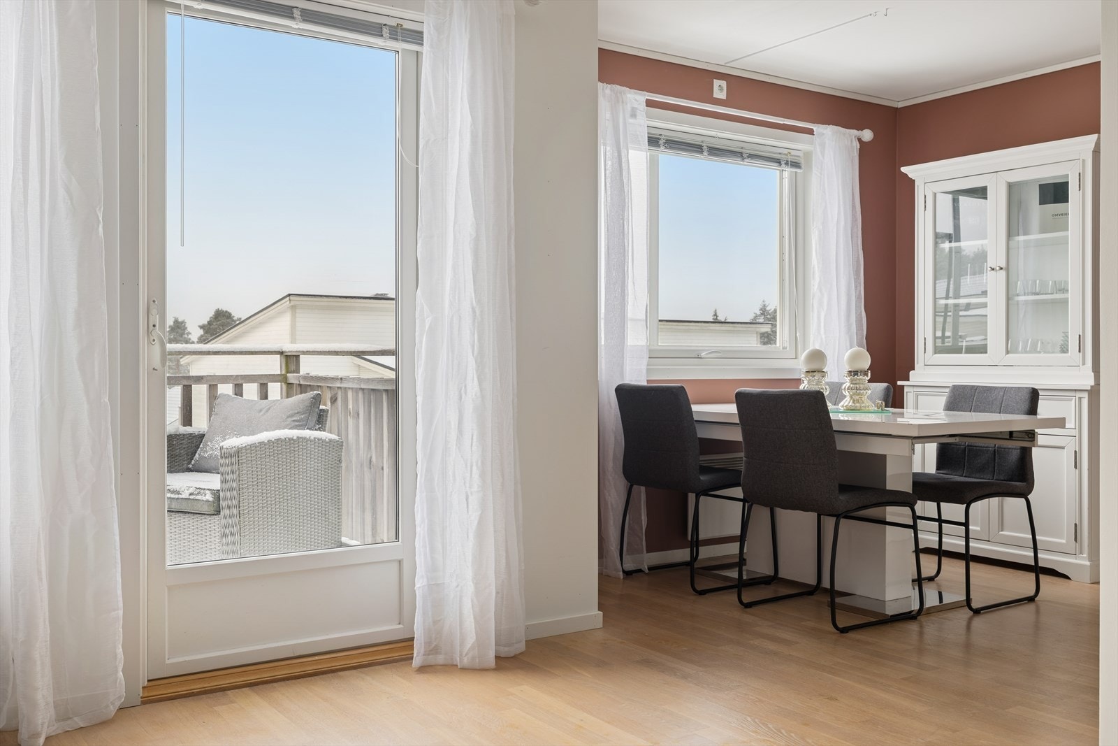 Kjøkkenet ligger i en delvis åpen løsning mot stuen, som binder rommene fint sammen. Galleribilde