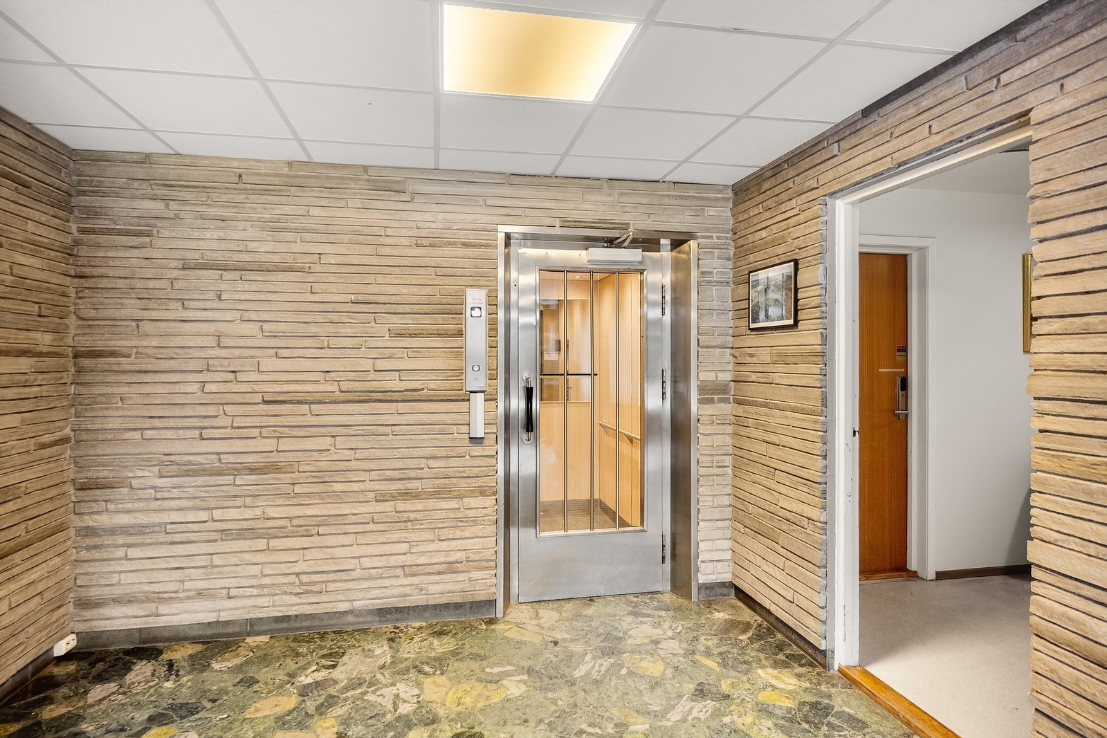 Bygget har heis som tar deg enkelt opp til leiligheten i 3. etasje. Det finnes selvsagt også en trappeoppgang. Galleribilde