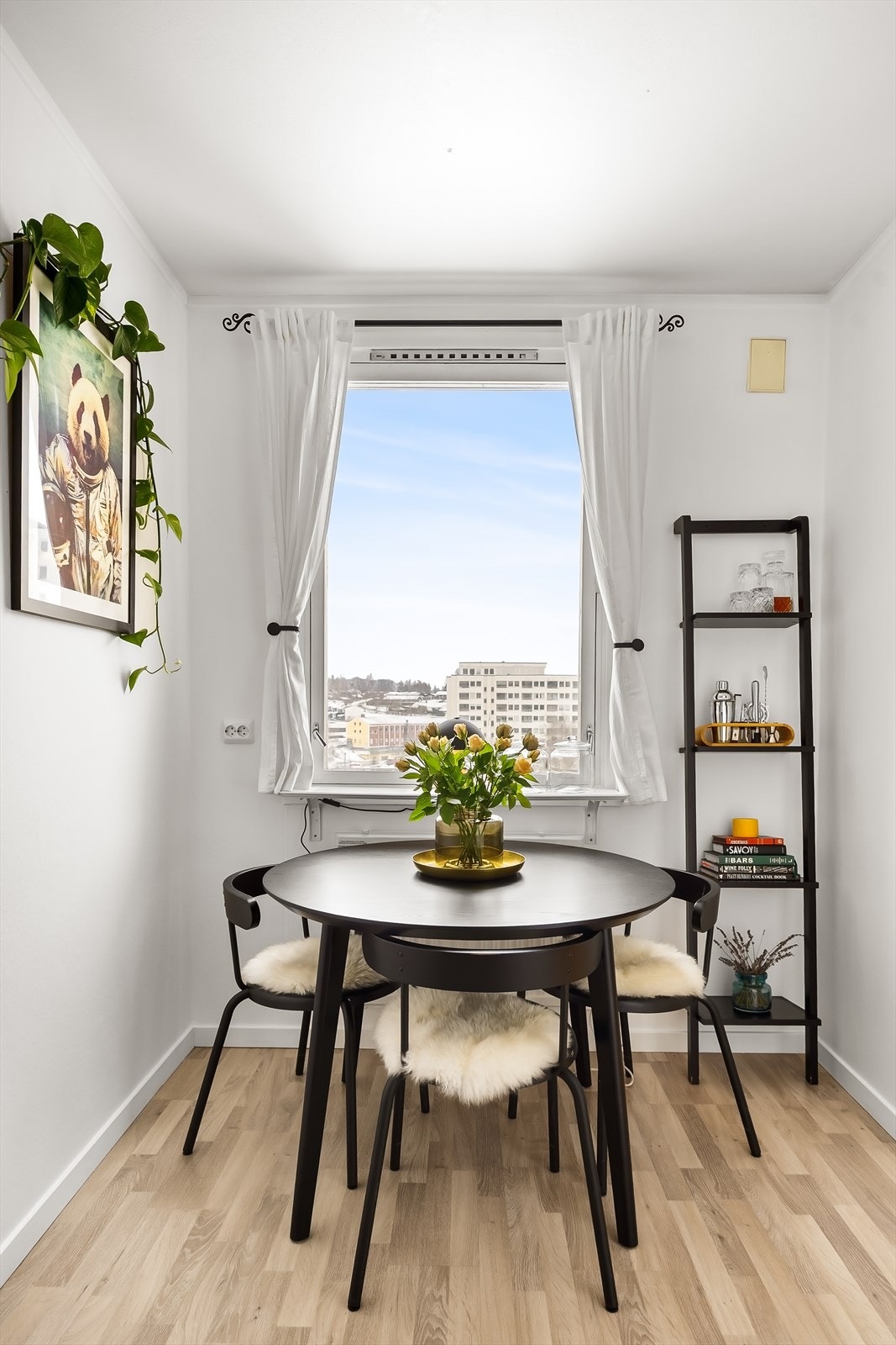 Spiseplassen på kjøkkenet er skjermet og uten innsyn. Galleribilde