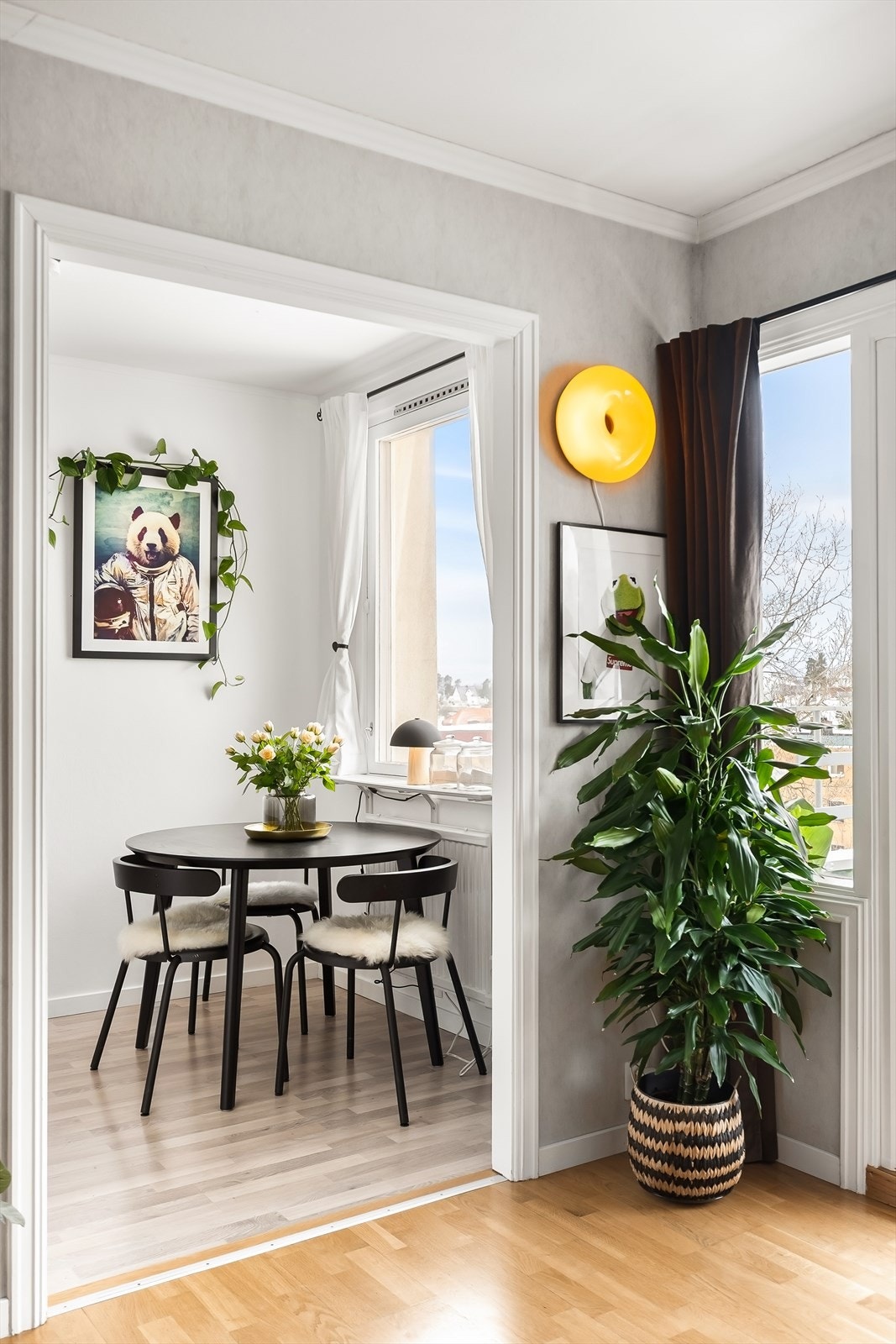 Kjøkkenet ligger praktisk tilknyttet stuen, men er samtidig adskilt. Galleribilde