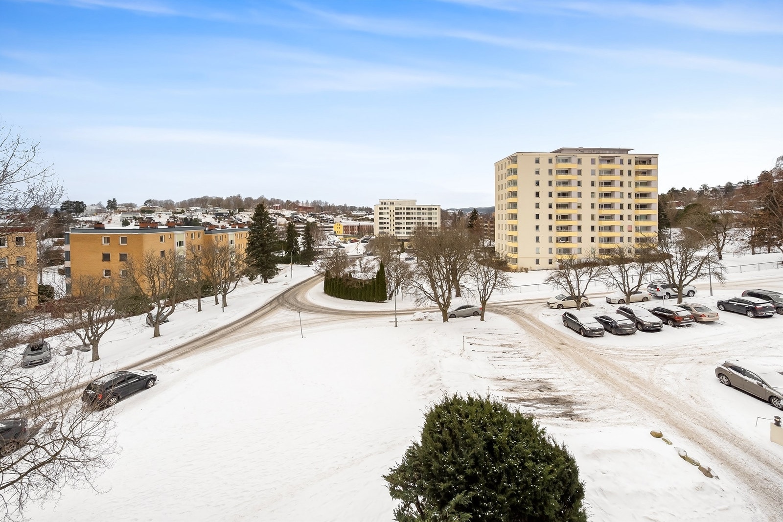 Leiligheten ligger i et rolig og etablert boligområde. Fine solforhold med ettermiddags- og kveldssol. Galleribilde