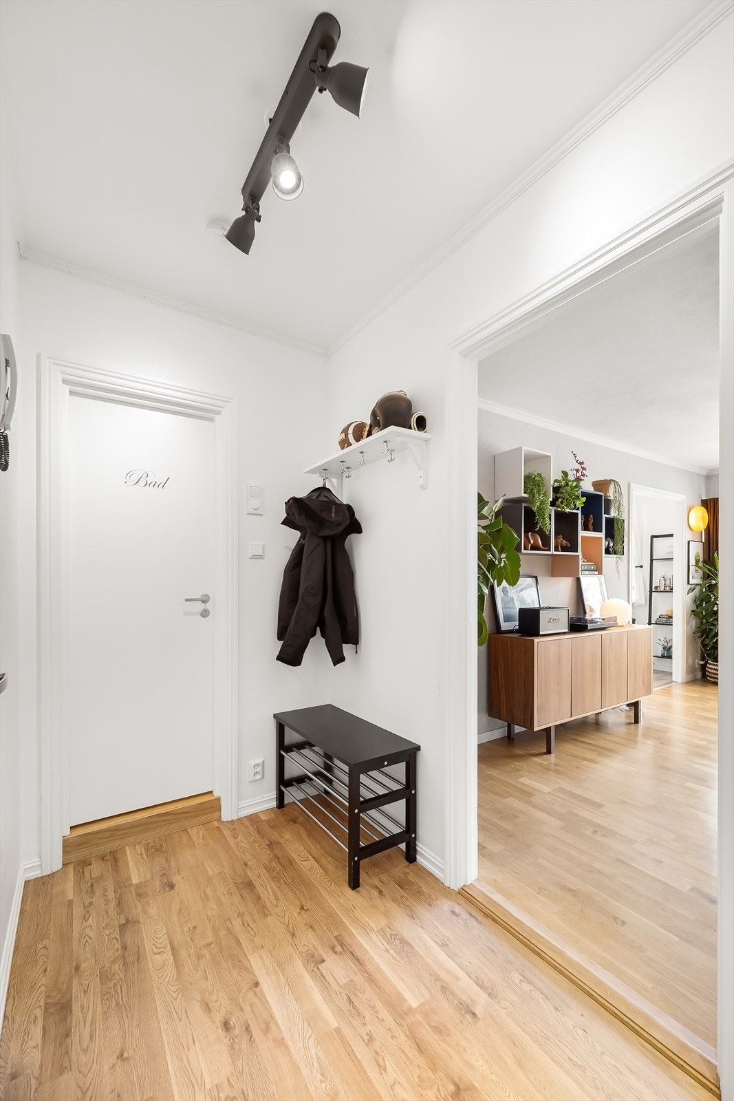 Fra entréen er det direkte tilgang til bad og stue. Galleribilde