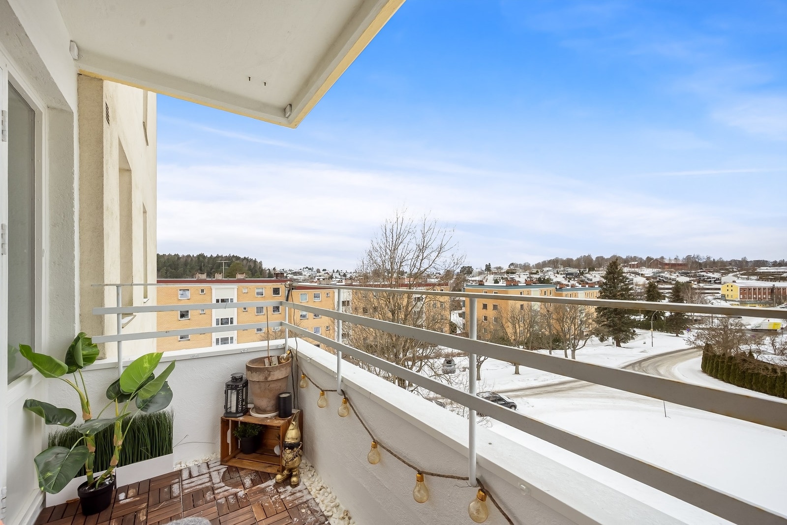 Gulvene er belagt med tremmer av tre. Galleribilde