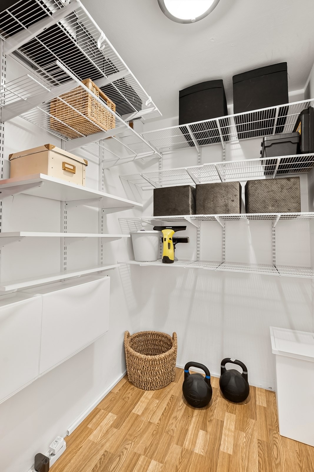 Skyvedørsgarderobe i entré. I tillegg disponerer leiligheten en bod og et oppbevaringsskap i underetasjen, for ekstra lagringsplass. Galleribilde