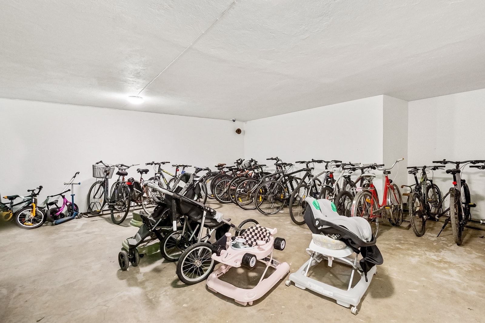 Felles sykkelbod gir trygg og praktisk oppbevaring. Galleribilde