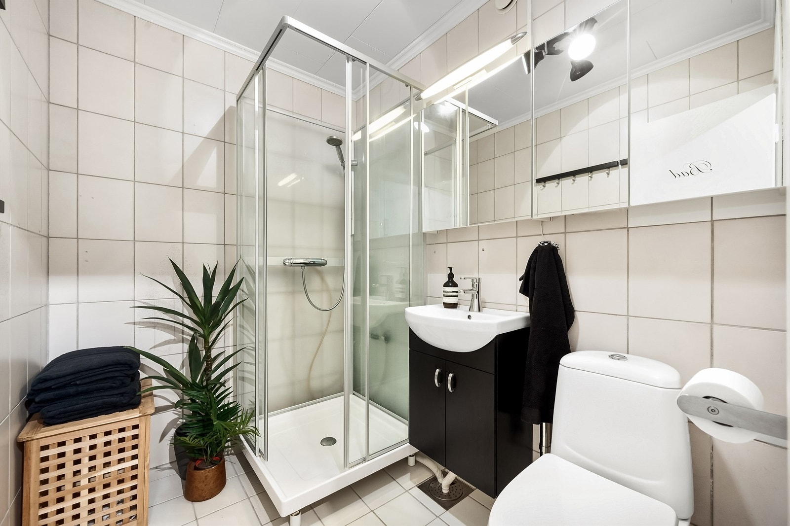 Badet er utstyrt med dusjkabinett, vegghengt servantskap, speilskap og toalett. Helhetsvurdering på TG3 - se tilstandsrapport for nærmere info. Galleribilde