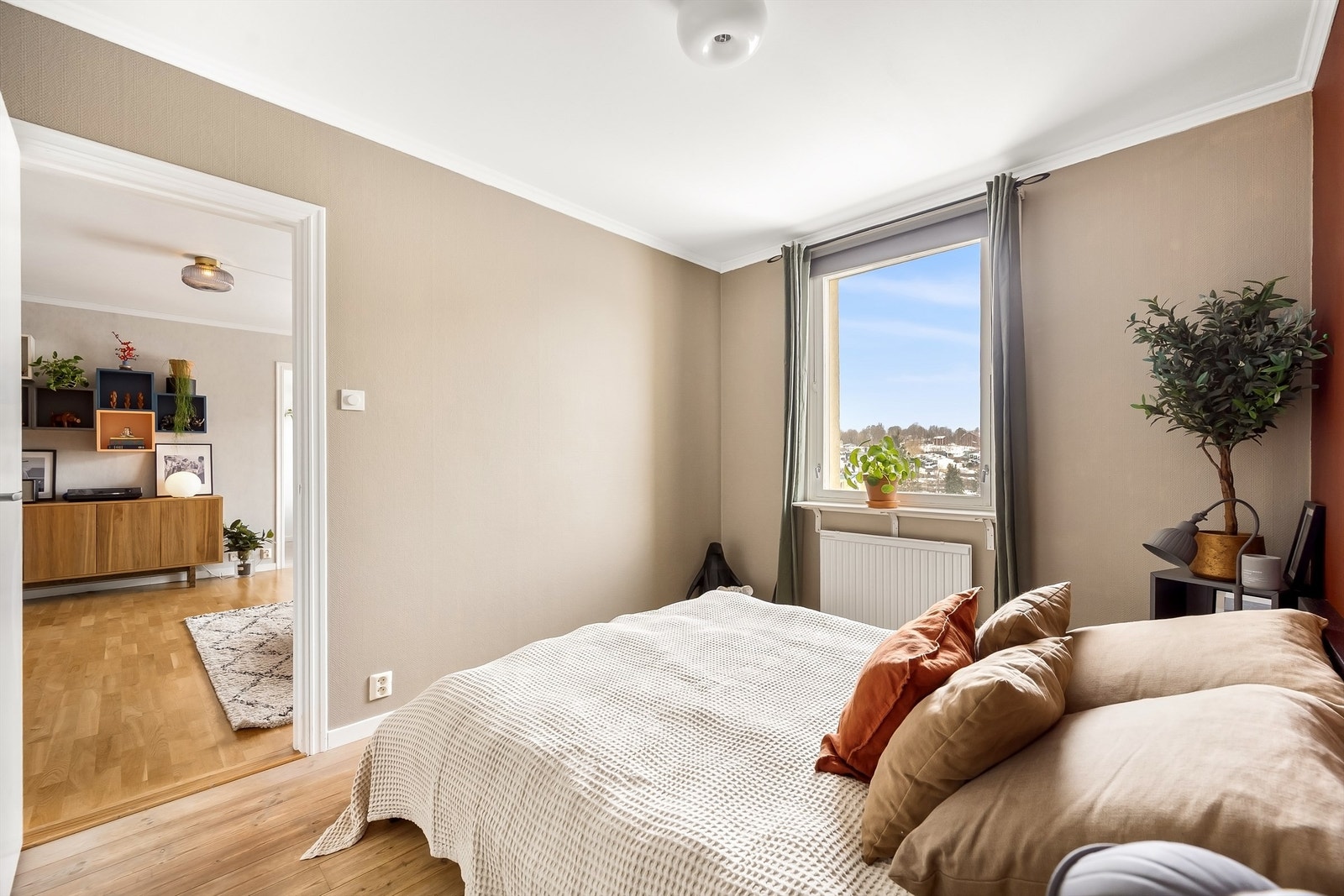 Rommets vindu vender mot nord. Galleribilde