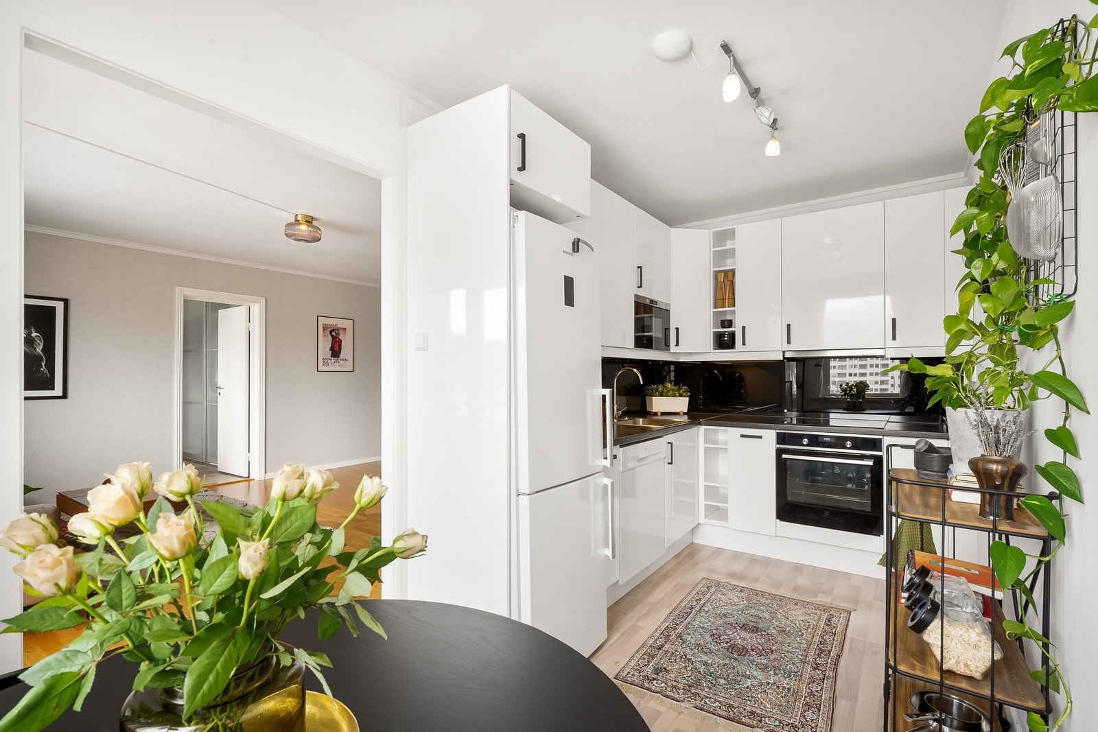 Her er det plass til en hyggelig spiseplass ved vinduet. Galleribilde