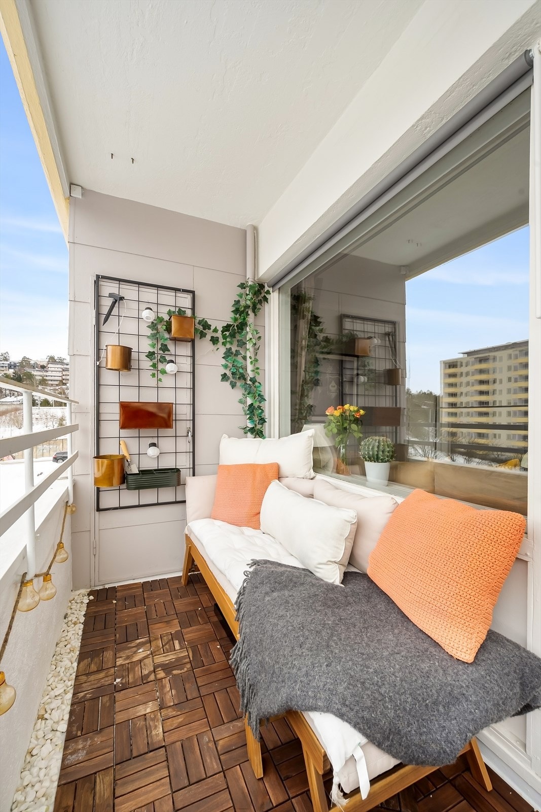 I tilknytning til balkongen er det en praktisk utebod på 1 m² og plass til en sittegruppe. Galleribilde