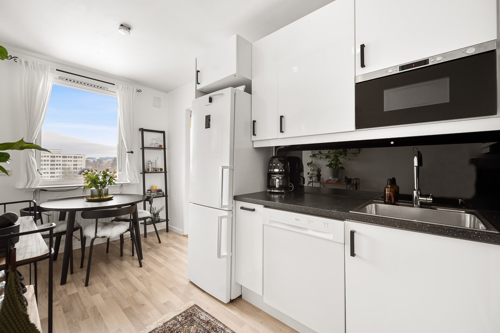 Hvitevarer på kjøkkenet medfølger. Dette inkluderer kjøl/frys, mikro, stekeovn, platetopp og oppvaskmaskin. Galleribilde